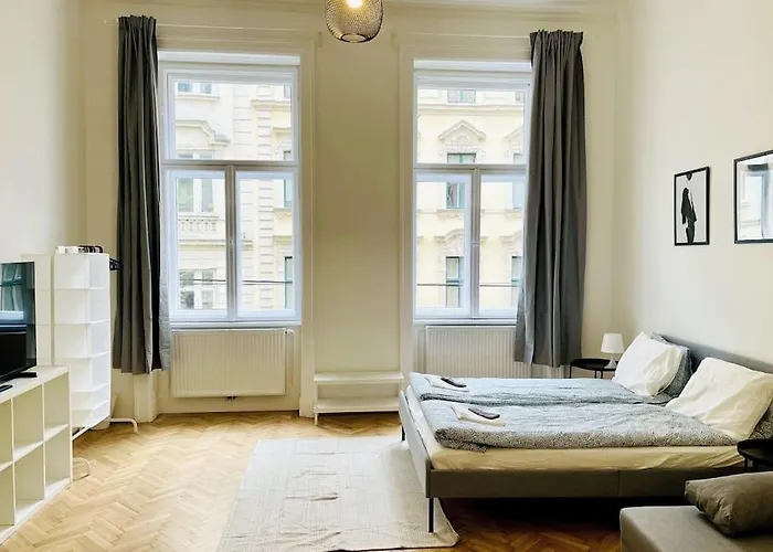 City-center-apartment Hip Area, Big & New דירה