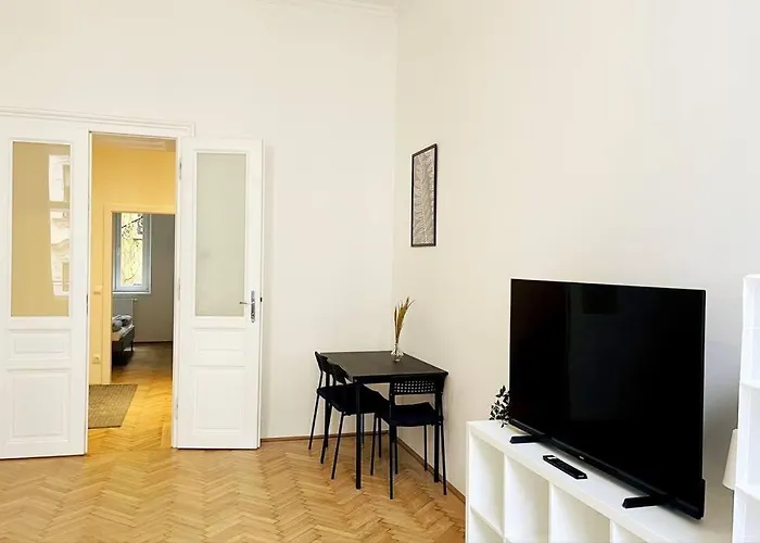 City-center-apartment Hip Area, Big & New דירה